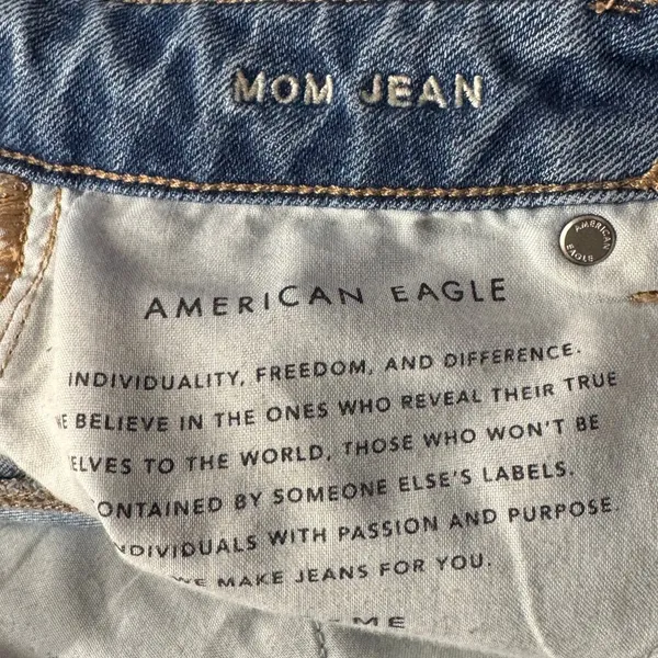 American Eagle SZ 4 LONG Mom Jeans Hi-Rise Distressed Rip Zip-Fly Whiskered Blue - Image 9