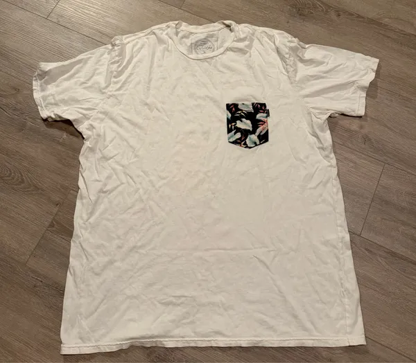 Rip Curl Men's Tropical Pocket Tee - Size Medium - NWT - Image 2