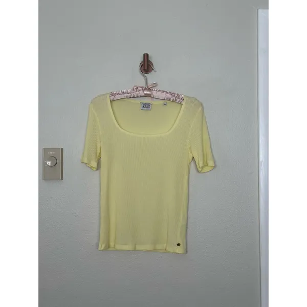 SCOTCH & SODA Fitted Ribbed Scoop-Neck T-Shirt Butter Yellow Square Neck - Image 3