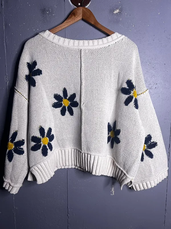 POL Daisy Knit V Neck Long Sleeve Sweater. Size Medium - Image 4