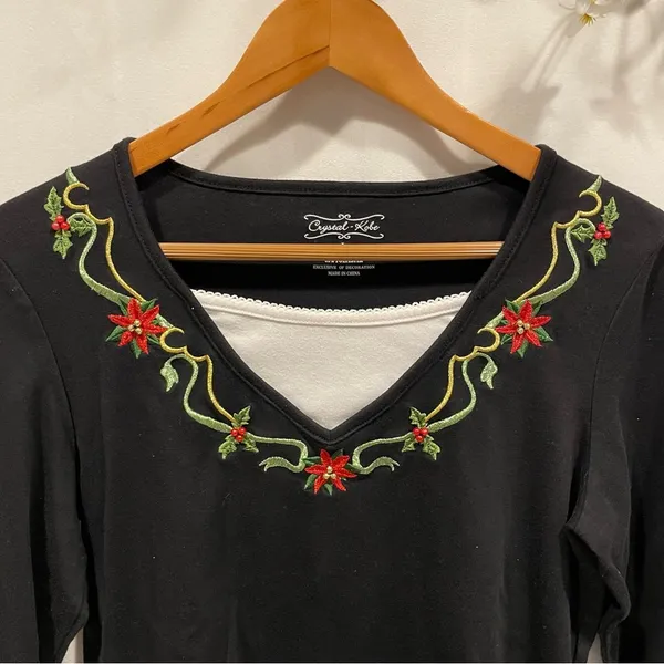 Adorable 90’s-y2k black white collar embroidered holiday bling trim top - Image 4