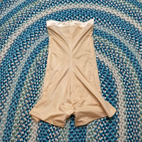 Spanx High‎ Waisted Mid Thigh Shorts - Image 3