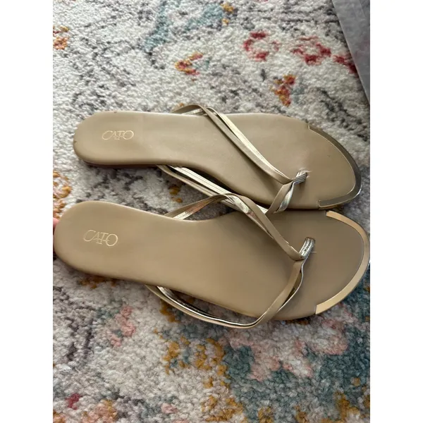 Cato Womens Gold Metallic Strap Flip Flop Sandals‎ Flat Metal Toe Guard Size 8M - Image 2