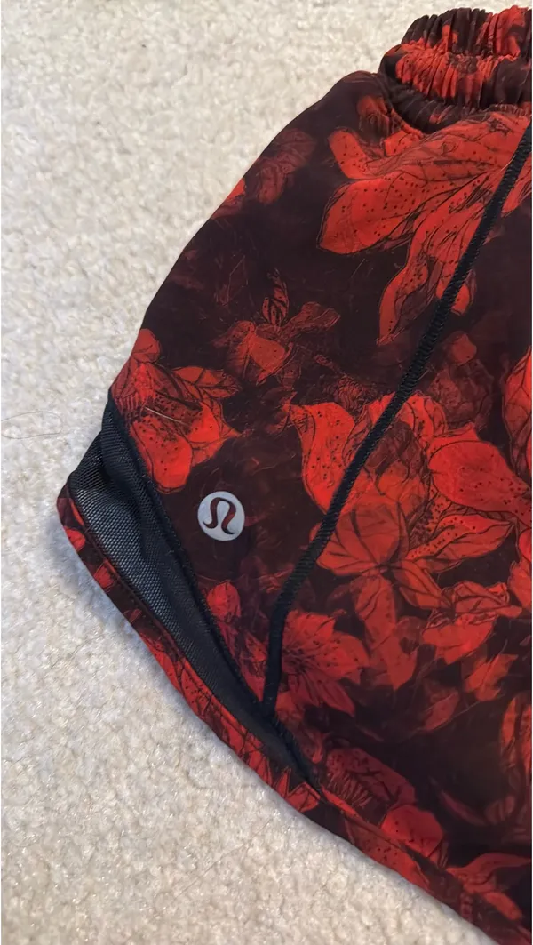 Lululemon Shorts Hotty Hot 2.5" Low-Rise - Image 3