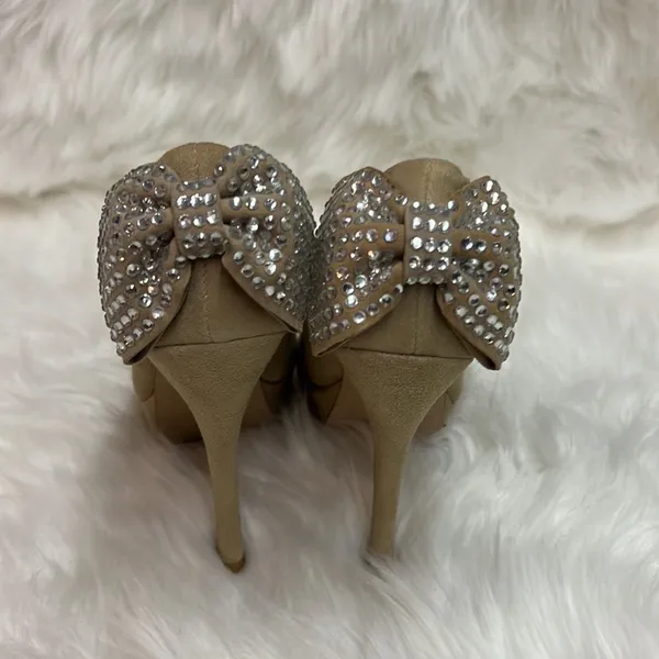 Steve Madden‎ Cake Suede Nude Heels with Rhinestone Bow Size 7.5 B-25 - Image 2