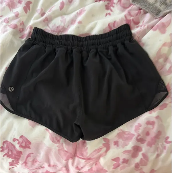 Lululemon Shorts Hotty Hot 2.5" Low-Rise - Image 2