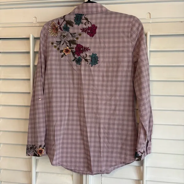Chico’s Lavender Plaid Floral Button Down Shirt Size‎ 0 (4/6) - Image 2