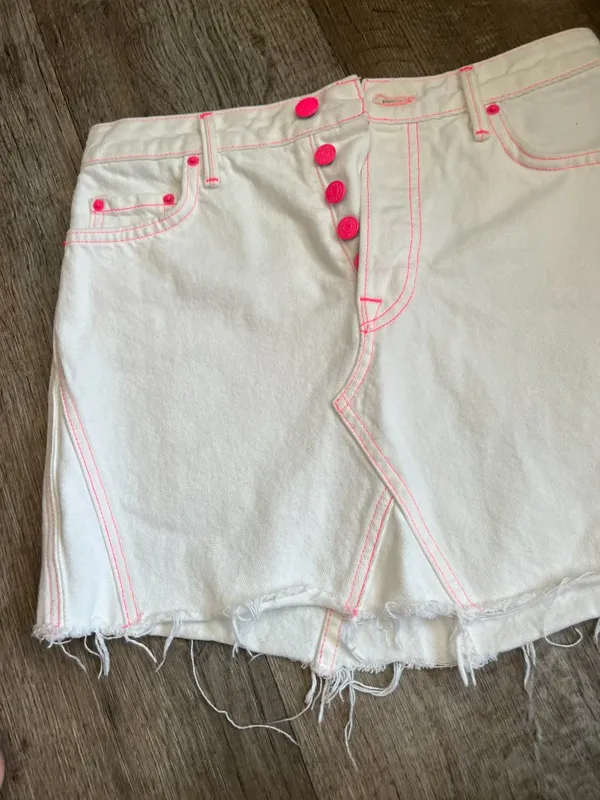 Grlfrnd white‎ jean shorts size 26 - Image 4