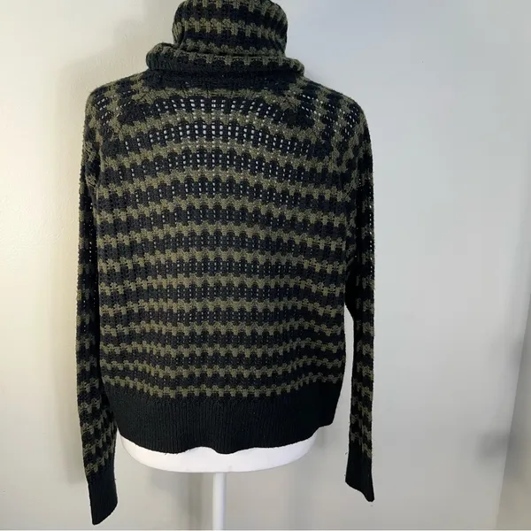 John + Jenn casual Olive and Black Checkered Turtleneck‎ Sweater size M - Image 5