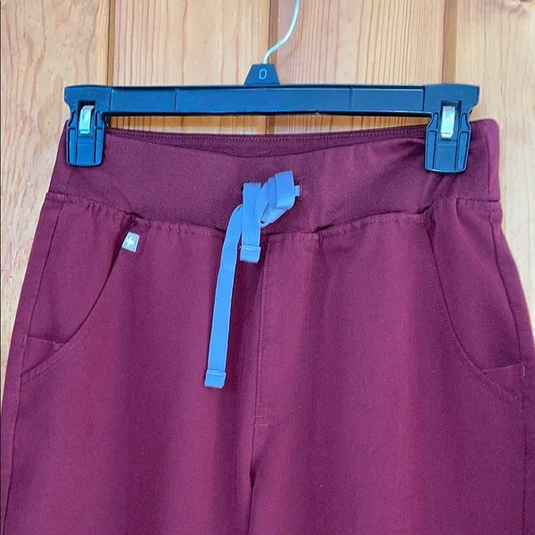 FIGS Set Stylish burgundy scrub with top and jogger pants nurse scrubs - Image 9