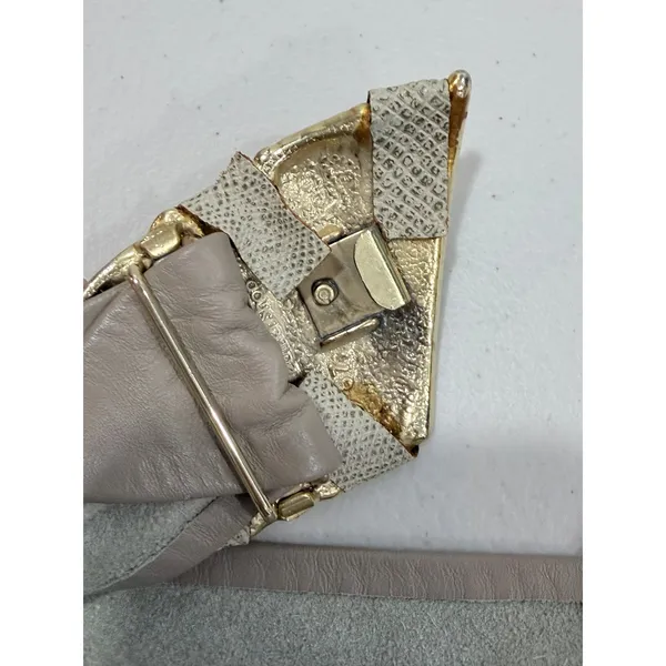 Vintage 1987 Leather‎ Shop Taupe Leather Waist Belt Gold Sculptural Buckle 34in - Image 5