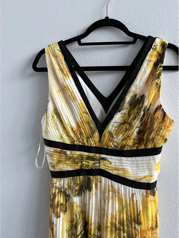 Karen Millen Pleated Floral Bodice Detail Woven Maxi Dress - Image 4