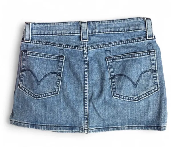 Levi's blue denim mini skirt with button and zipper closure. Size: 3 #denim #miniskirt - Image 2