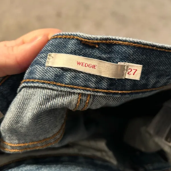 Levi's‎ wedgie size 27 skinny frayed hem button up fly medium wash - Image 4