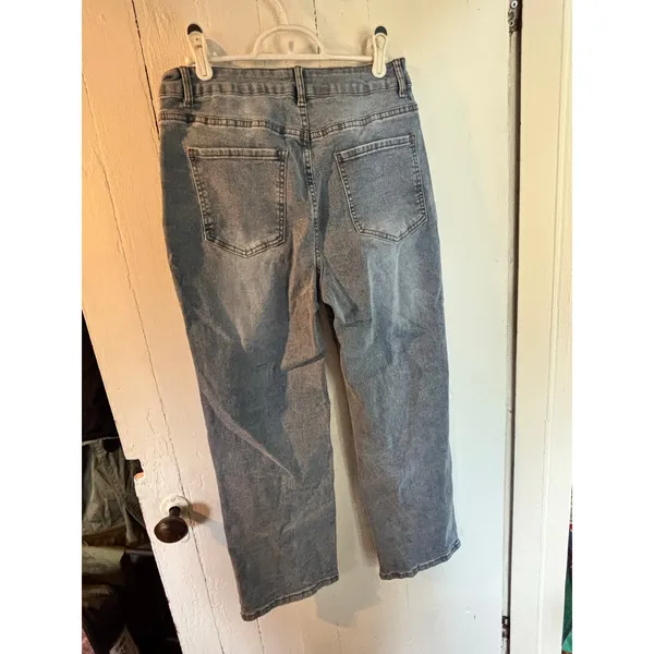 Straight Leg Denim Jeans light wash size medium - Image 2