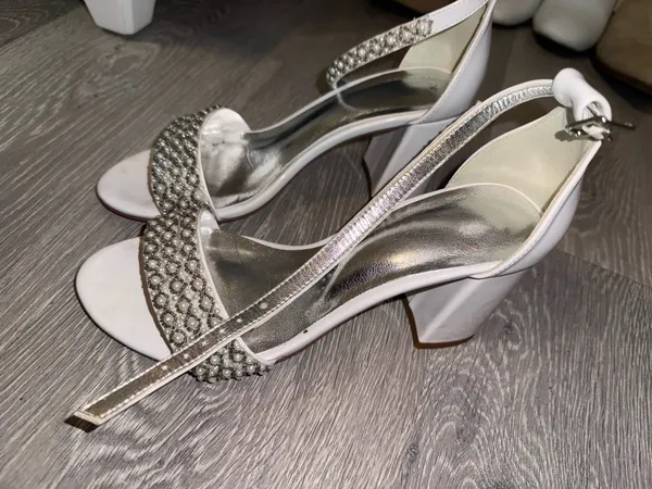 White Pearl Heals Size 6 - Image 2