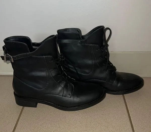 Black Boots Size 9 - Image 3