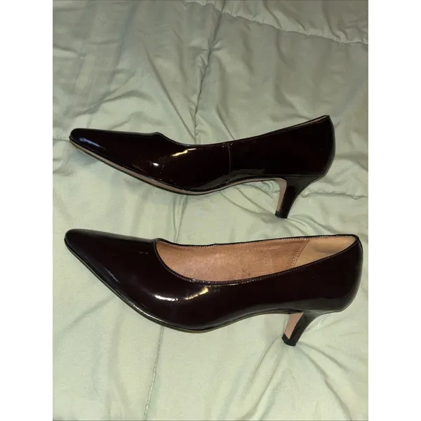 Clarks Artisan Sz 7.5 Burgundy Patent Leather Kitten Heel Pumps Pointed Toe - Image 4