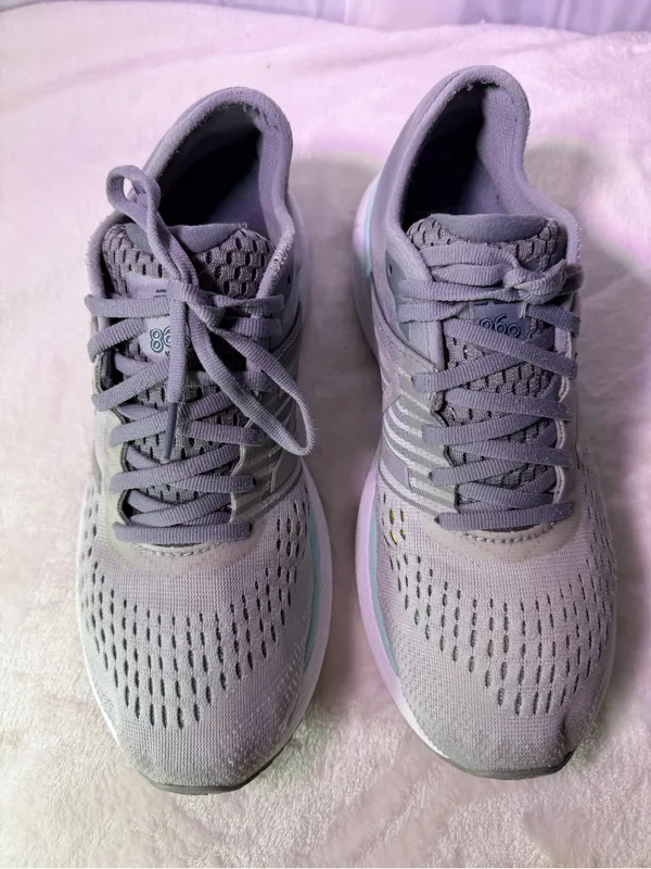 New Balance Women's Light Gray Running Sneakers with Mint Trim - Image 4