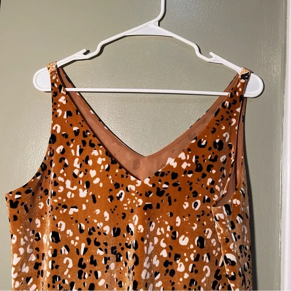 Loft Women's Size Medium Sleeveless V-Neck Top‎ Velour Velvet Tan Animal Print - Image 2