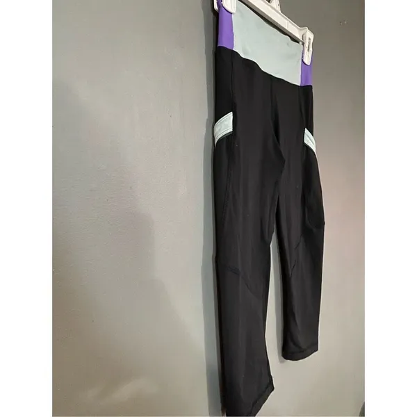 Lululemon Black Mid Rise Capri’s With Pockets Size 2 - Image 3