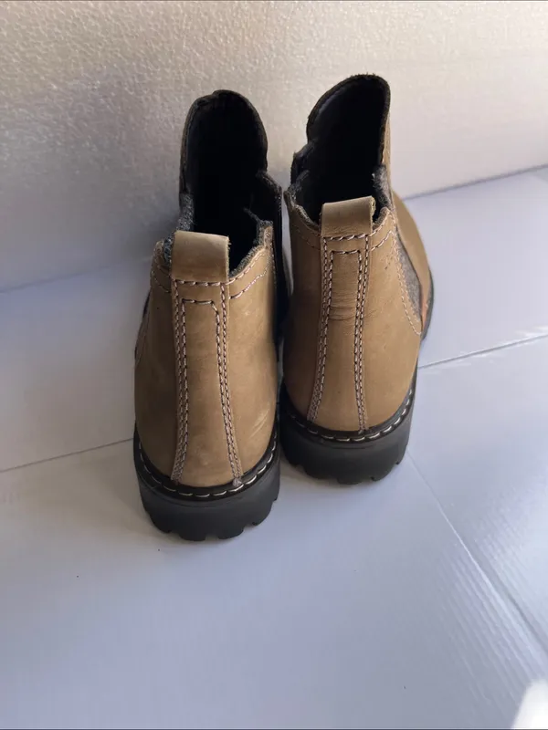 Josef Seibel Tan Chelsea Boots with Gray Panels - Image 6