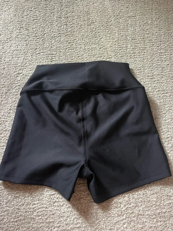 Alo biker airbrush shorts 5” - Image 3