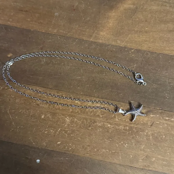 Silver tone starfish pendant necklace - Image 3