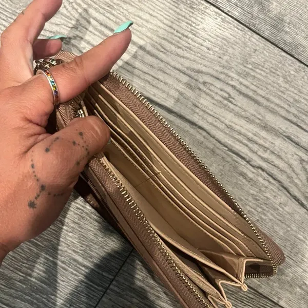 GUESS Cream/ Tan Handheld Clutch‎ Wristlet Wallet - Image 2