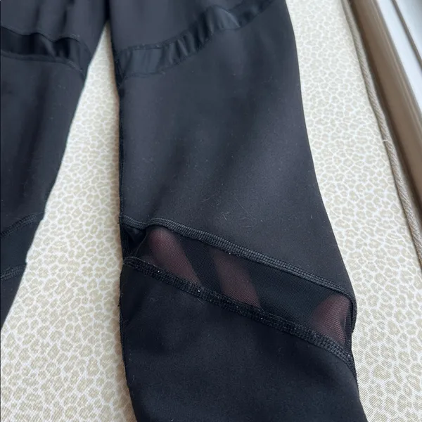 Old Navy Active Black Go-Dry Leggings with Sheer Panels size M - Image 9