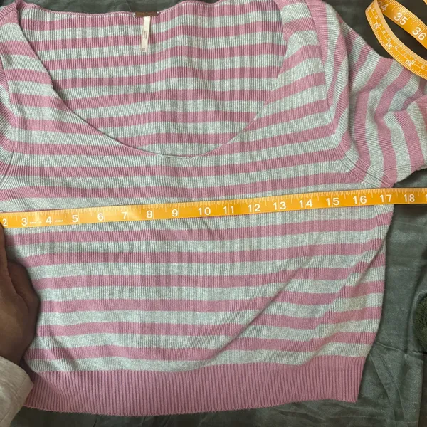 Free people gray pink striped crop off the shoulder sweater pullover size XS - Image 14