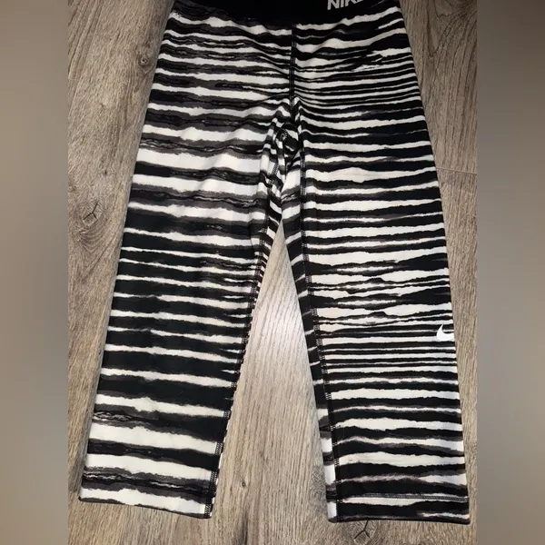 Nike Pro Women's Small Capri Length Compression Athletic Leggings Tiger Striped - Image 3