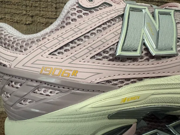 Kid’s 4.5 new balance sneaker.  - Image 6