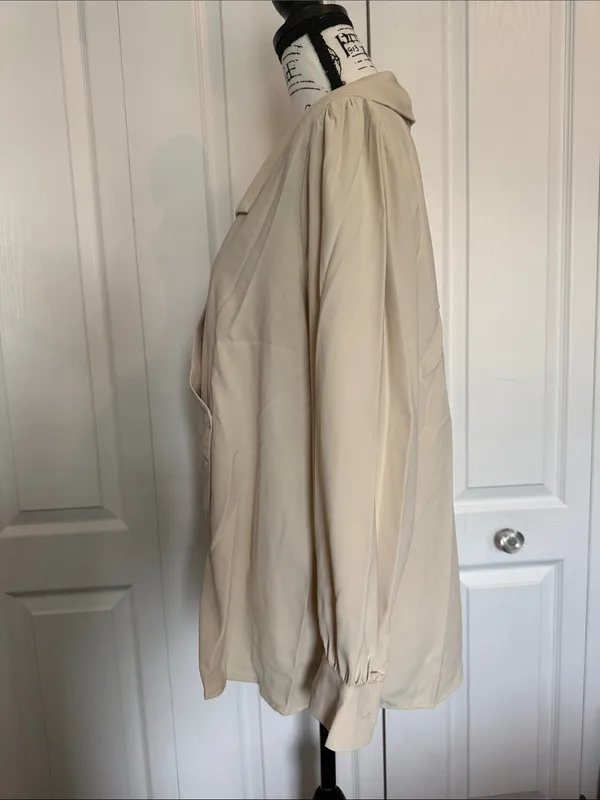 BloomChic Beige Button - Image 5