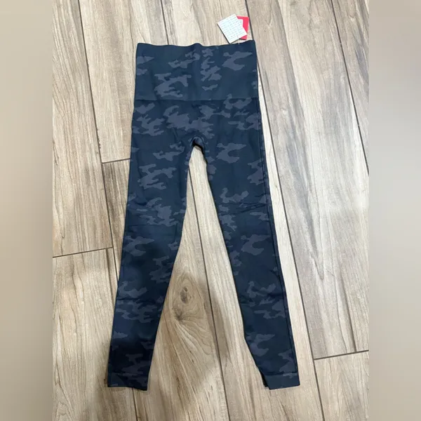 NWT Spanx Look at Me Now Leggings in Black‎ Camo Sz Small - Image 4