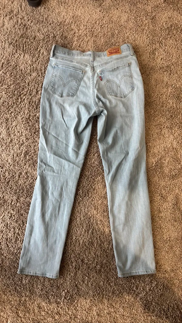 Levi’s Classic Straight Jeans Women’s - Image 2