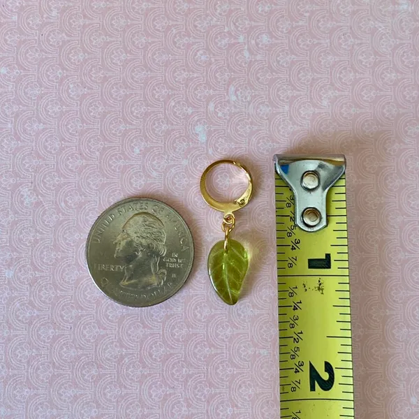 Handmade fairy forest vintage retro aesthetic style simple Czech glass leaf dangle earrings🍃💚 - Image 5
