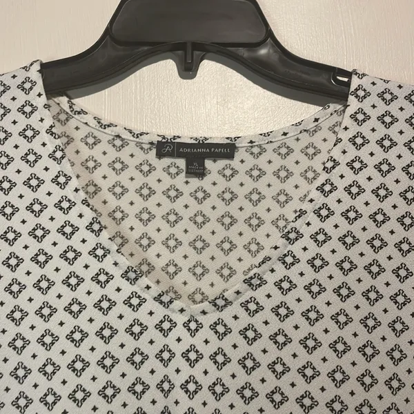 Adrianna Papell- Geometric Pattern Hi Low Black White Gathered Cuffs Top- Size L - Image 5