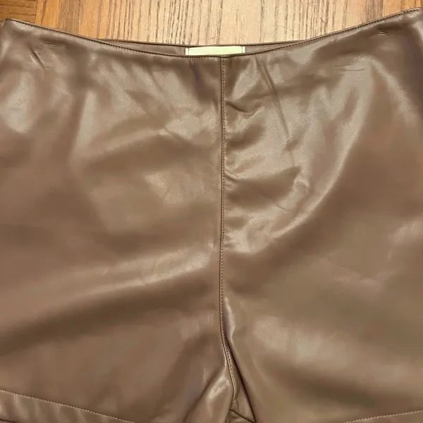 Judith March Vegan Faux Leather High Waisted Shorts in Camel Brown Size Large‎ - Image 2