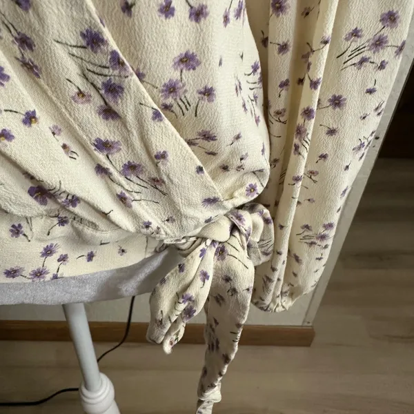 American Eagle Wrap Top Womens XL Cream Purple Floral Long Sleeve Viscose Blouse - Image 11