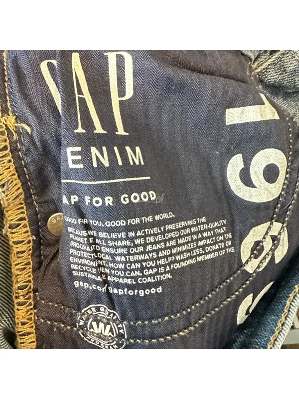 Gap 3" Medium Wash Raw Hem Jean Shorts - Image 3