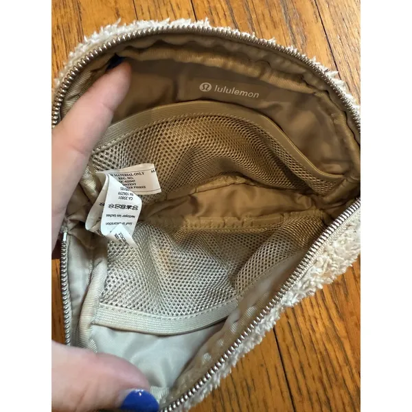 Lululemon Everywhere Belt Bag One Size Beige Fleece Sherpa Crossbody Sling Zip - Image 5