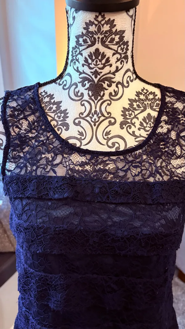 And Taylor size medium, navy blue lace sleeveless top - Image 3