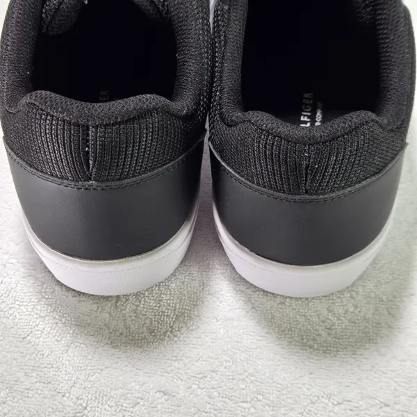 NWOT Tommy Hilfiger Mbero Men’s 9.5 Black Mesh Low Top Sneakers - Image 4