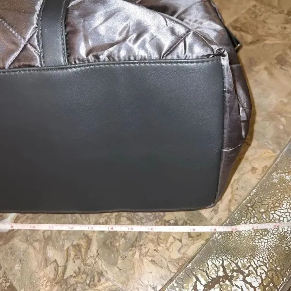 Big travel day bag weekender grey quilted purse with broken zipper - Image 6