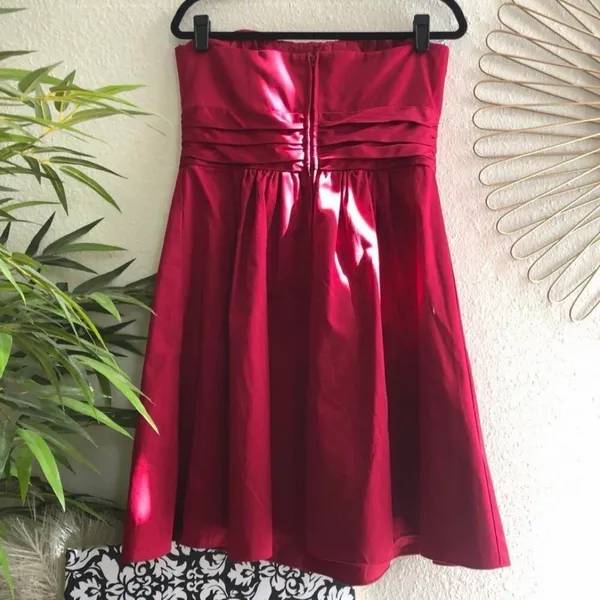 David’s Bridal Red Strapless Fit Flare Dress Sz 12 Romantic Coquette Party Cocktail Wedding Guest Y2K Pleated bust, ruched waist, full A-line skirt, and back zipper. Romantic coquette, feminine, elegant, vintage-inspired, Y2K, timeless, cocktail, party, wedding guest, bridesmaid, homecoming, prom, Valentine’s Day, Christmas, holiday, date night, engagement, rehearsal dinner, semi-formal, formal, special occasion. - Image 7