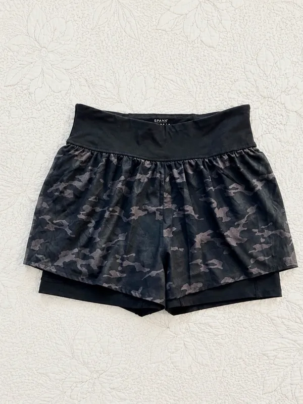 💥SPANX Get Moving Camo 2-in-1 Running Athletic Shorts Black Size L💛 - Image 3