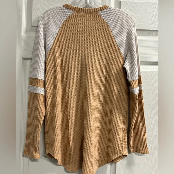 American Eagle Tan and Ivory Long Sleeve Waffle Knit Top - Size Small - VGUC - Image 2