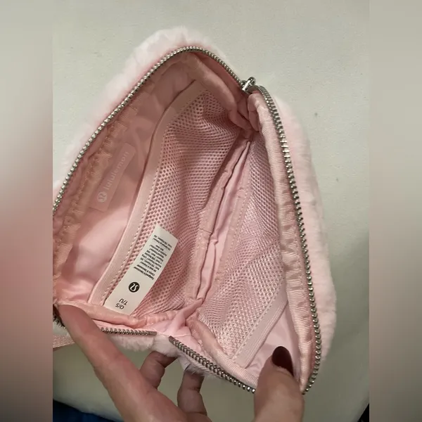 Lululemon NWT Everywhere Belt Bag Plush Fleece Strawberry Milkshake Pink 1L - Image 10