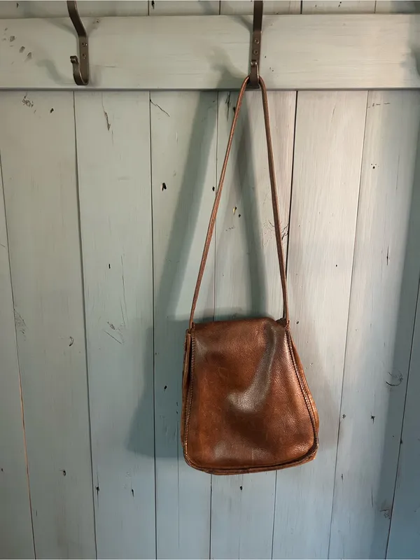 Vintage 1970’s Dark Brown Leather Shoulder Saddle Bag with Front Pockets - EUC - Image 2
